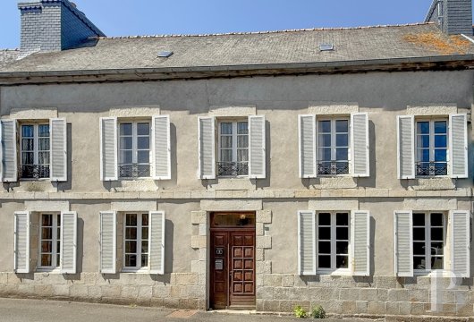 brittany - A multi-coloured artist’s residence with louvred shutters, in the Trégor area, a short walk away from the River Léguer