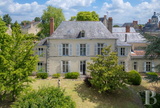 pays-de-loire - A residence to be renovated with an outbuilding and walled grounds, in the former Anjou province, in the heart of a historical town with rich architectural heritage