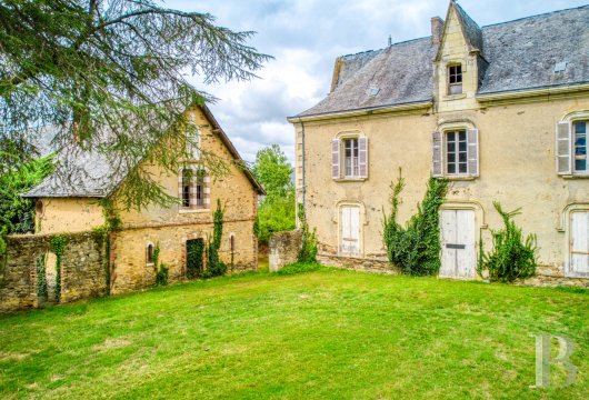 pays-de-loire - A former 19th-century presbytery, to be restored, with a garden  and outbuildings, thirty minutes to the west of Angers