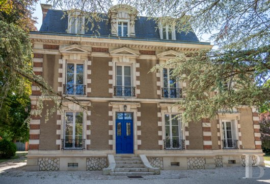 burgundy - A stately 19th-century villa, surrounded by tree-filled grounds, with outbuildings and a  swimming pool, in the middle of a city with strong architectural heritage, two hours from Paris, in Burgundy