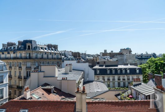 paris - Entre Saint-Germain-des-Prés et le Bon Marché, aux derniers étages d’un immeuble du 18e s., un triplex de 250 m² avec vue sur les toits de Paris