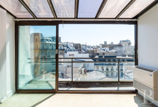 paris - Entre Saint-Germain-des-Prés et le Bon Marché, aux derniers étages d’un immeuble du 18e s., un triplex de 250 m² avec vue sur les toits de Paris