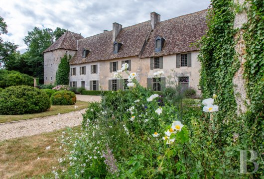 poitou-charentes - À 35 min au sud de Poitiers, au surplomb d'une rivière, un château des 12e et 17e s., entouré de 23 ha de parc, de prairies et de bois