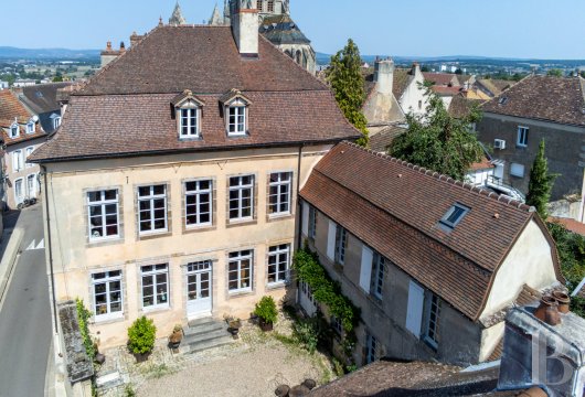 bourgogne - Dans les hauts quartiers d'Autun, à 2 h de Paris,
 un hôtel particulier du 17e s., avec cour et jardin