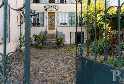 ile-de-france - An old house with two separate dwellings, with a 19th century pavilion and private riverbank 10 minutes from Fontainebleau, in a famous village on the banks of the River Seine