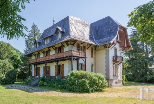 franche-comte - A beautiful, vast 1900’s villa with wooded grounds and unobstructed views, in the centre of a typical village 3 minutes from Champagnole, on the first Jura plateau 