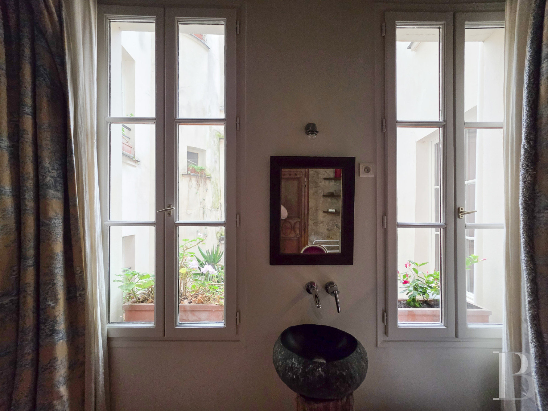 À Paris, au cœur du Marais, deux vastes chambres d’hôtes dans un immeuble du 17e siècle - photo  n°5