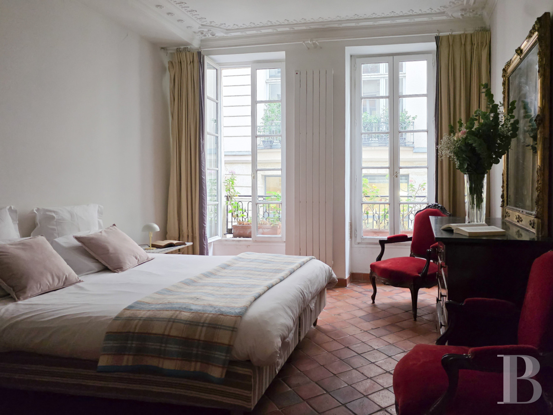 À Paris, au cœur du Marais, deux vastes chambres d’hôtes dans un immeuble du 17e siècle - photo  n°8