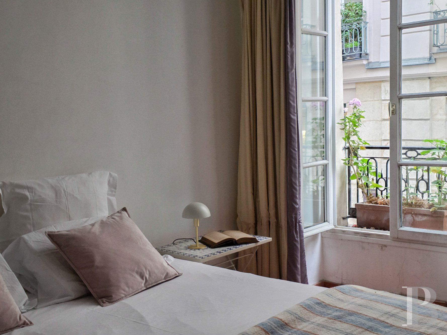 À Paris, au cœur du Marais, deux vastes chambres d’hôtes dans un immeuble du 17e siècle - photo  n°12