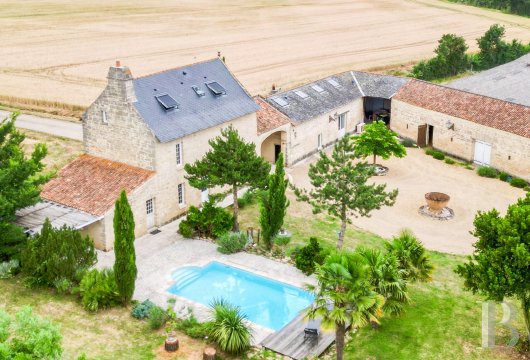 pays-de-loire - An equestrian property and its 16th-century dwelling on  3-hectare grounds with outbuildings and a pond, in Doué-en-Anjou