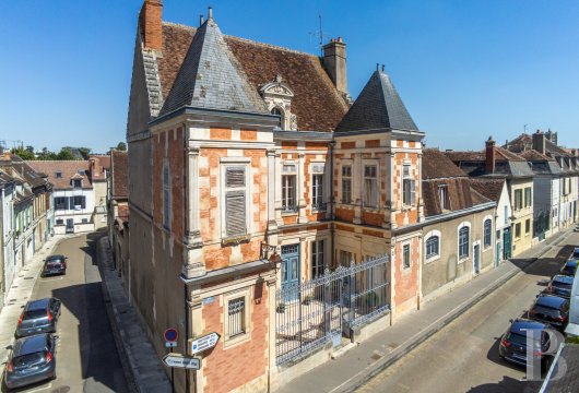 burgundy - A 16th-century, listed historical monument townhouse with a garden and former notary’s office, in Burgundy, in the historical heart of a town renowned for its architecture and history