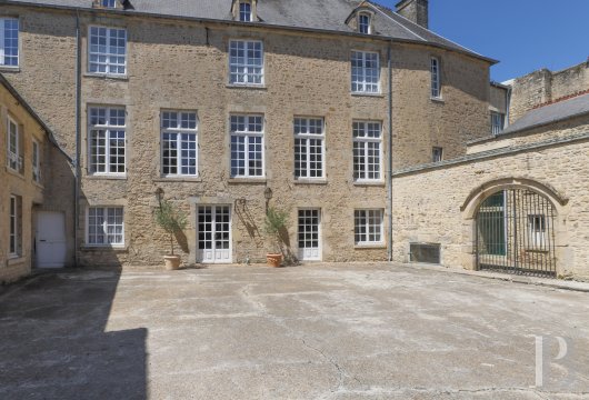 basse-normandie - Dans le Cotentin, à Valognes,  un confortable hôtel particulier des 16e et18e s., ses dépendances, sa cour et son jardin arboré