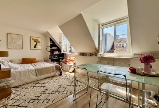 ile-de-france - Paris 6e arrondissement, rue de Seine, un studio de 20 m² baigné de lumière, au dernier étage d'un petit immeuble
