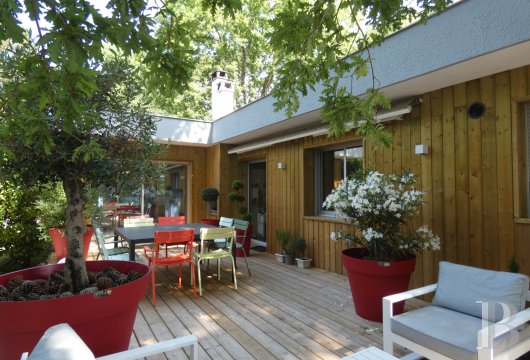 aquitaine - À 400 m de la plage, au bord du bassin d'Arcachon,  une villa de plain-pied sur un terrain arboré de 800 m²
