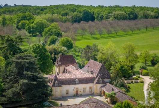 aquitaine - En Périgord pourpre, dans la vallée de la Dordogne,  une chartreuse du 18e s., ses dépendances et son exploitation agricole, sur 115 ha de terrain