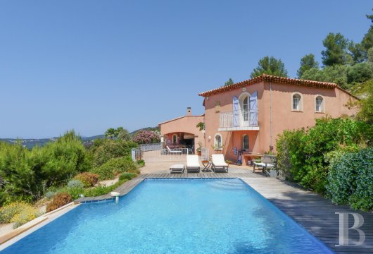 paca - Dans les hauteurs boisées de Sanary-sur-Mer, avec vue sur la Méditerranée, 
 une demeure aux lignes contemporaines, son parc d’un hectare et sa piscine à débordement