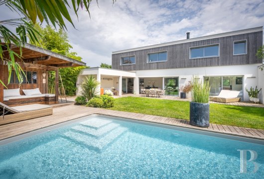 aquitaine - Comme une escale entre mer et nature, à 5 km du centre-ville de Bordeaux,  une maison d’architecte contemporaine de 250 m² avec piscine et jardin