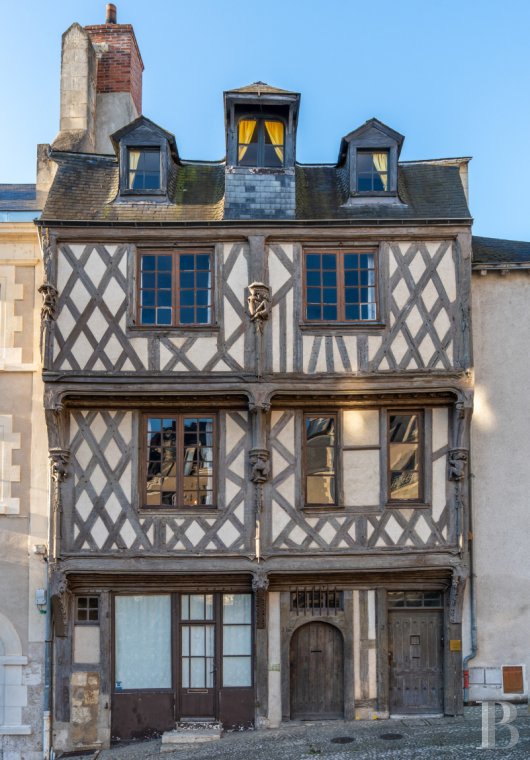 Historic buildings for sale - center-val-de-loire - Dans le centre historique de Blois, face à la cathédrale Saint-Louis, une maison du 15e s. classée MH, avec sa façade à colombages sculptés