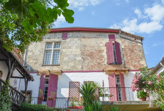 aquitaine - A small 16th century private mansion, redesigned in the 18th century, with a walled garden, 

 in the heart of the historic market town of Port-Sainte-Marie, in Lot-et-Garonne 