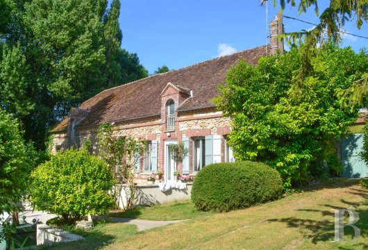 champagne-ardennes - Dans l'Aube, une demeure de bailli du 16e s. devenue ferme,
 aujourd'hui domaine familial avec maison, annexes habitables et trois granges