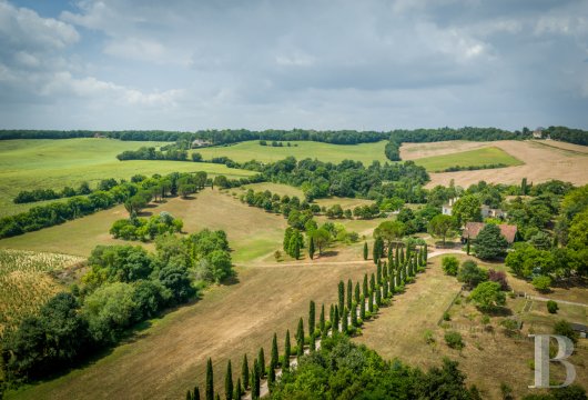 midi-pyrenees - Dans le Gers, à 2 min d’une ville thermale, au sommet d'une colline, un domaine de 30 ha aux airs toscans, sa demeure de 1810, sa maison d’amis et sa piscine