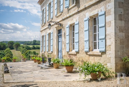 midi-pyrenees - Dans le Gers, à 2 min d’une ville thermale, au sommet d'une colline, un domaine de 30 ha aux airs toscans, sa demeure de 1810, sa maison d’amis et sa piscine