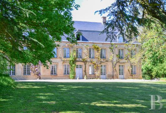 auvergne - A human-scale 18th-century chateau in around 4 hectares of parkland, in the countryside around the Bourbonnais sector