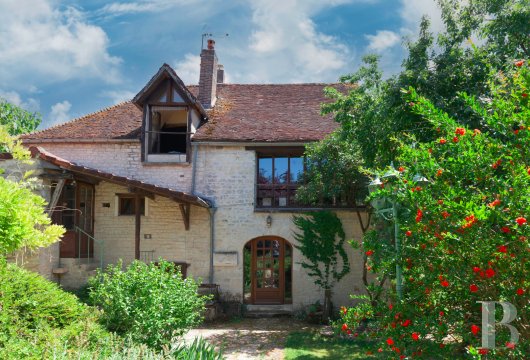 bourgogne - Au cœur d'un village de l'Yonne, un logis rural composé de deux maisons avec granges, véranda et jardin arboré