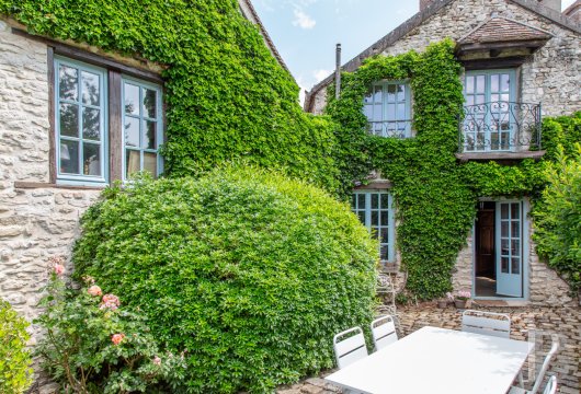 ile-de-france - A 320-m² house in the Yvelines area, 30 km from Paris, with a swimming pool, garden and inner courtyard