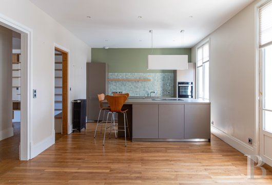 brittany - A 140-m² apartment, with a garage, on the fifth floor of an Art Deco building, in Rennes city centre, near to the central halls