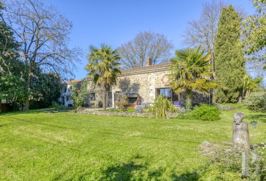 pays-de-loire - Au nord-ouest de la Vendée, sur un terrain de près de 2 ha,
 une métairie du 18e s. et ses dépendances habitables