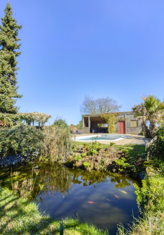 maisons de caractère &agrave; vendre - pays-de-loire - Au nord-ouest de la Vendée, sur un terrain de près de 2 ha, une métairie du 18e s. et ses dépendances habitables