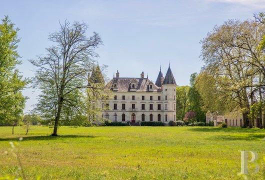 pays-de-loire - Entre Tours et Angers, avec 19 ha de parc et 305 ha de forêts et de terres agricoles, un château du 19e s. et ses dépendances
