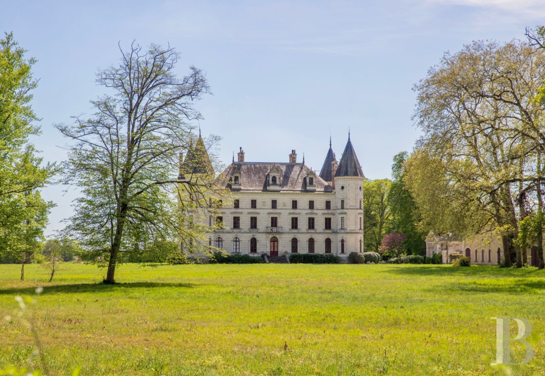 Castles / chateaux for sale - pays-de-loire - Entre Tours et Angers, avec 19 ha de parc et 305 ha de forêts et de terres agricoles, un château du 19e s. et ses dépendances
