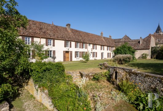 franche-comte - A former hospice built in the 18th century, with a terraced garden, in the south of the Haute-Saône area, overlooking the small town of Gy