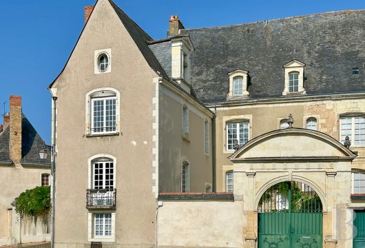 pays-de-loire - A 17th-century private mansion with its front courtyard and rear garden,  both completely enclosed, in a charming village, within the historical and natural region of Anjou