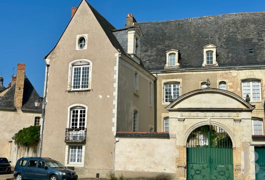 pays-de-loire - A 17th-century private mansion with its front courtyard and rear garden,  both completely enclosed, in a charming village, within the historical and natural region of Anjou