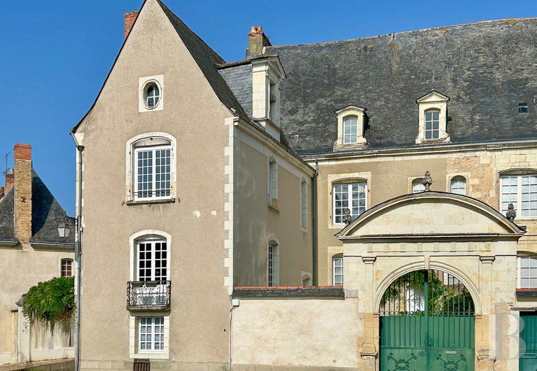 Mansion houses for sale - pays-de-loire - A 17th-century private mansion with its front courtyard and rear garden,  both completely enclosed, in a charming village, within the historical and natural region of Anjou