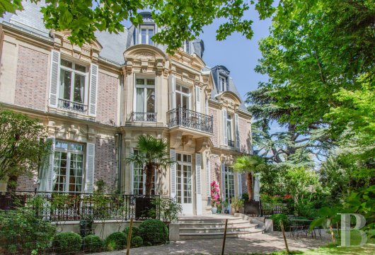 ile-de-france - A large, renovated, 19th-century residence with outbuildings, in lush, 3,000-m² grounds, just 15 minutes from the French capital