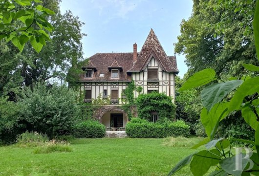 center-val-de-loire - An Anglo-Norman property, to be renovated, with its outbuildings and grounds  on nearly four hectares of land, along the border of the historical province of Perche-Gouët