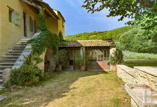 character properties France provence cote dazur   - 14