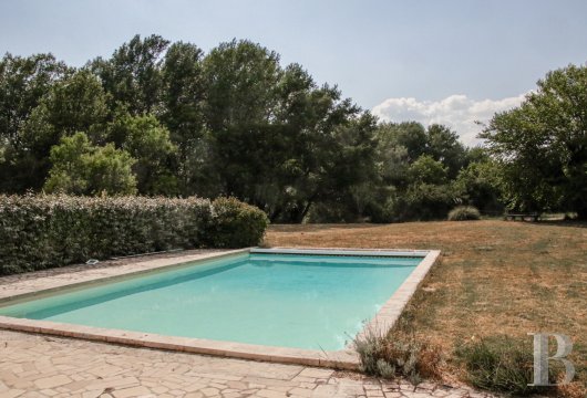 character properties France provence cote dazur   - 17