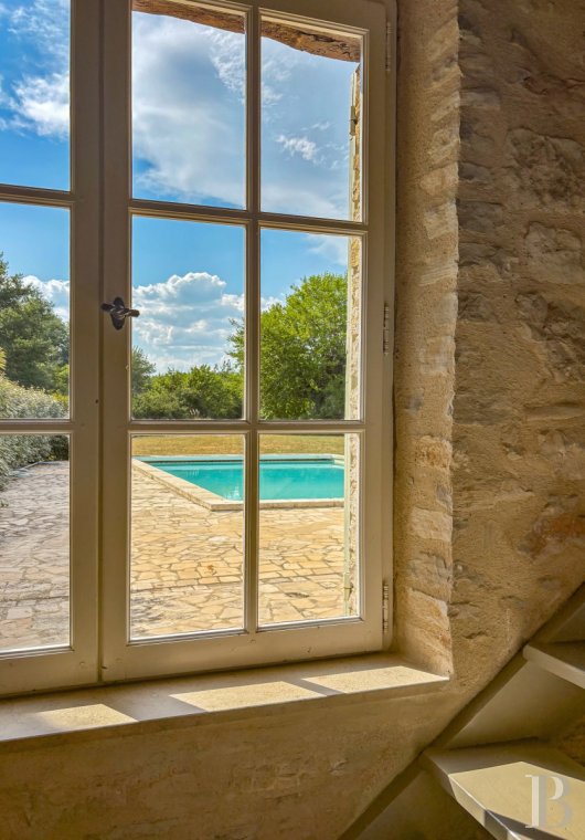 character properties France provence cote dazur   - 16