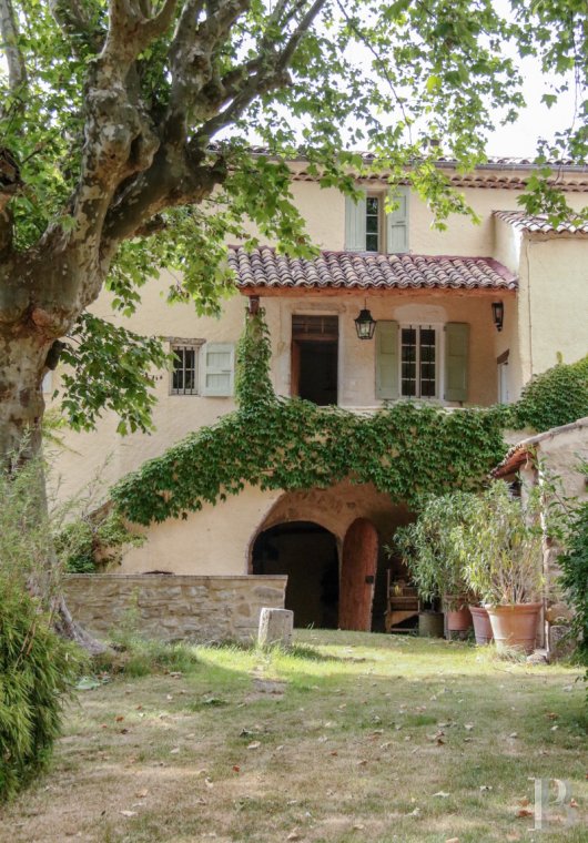 character properties France provence cote dazur   - 18
