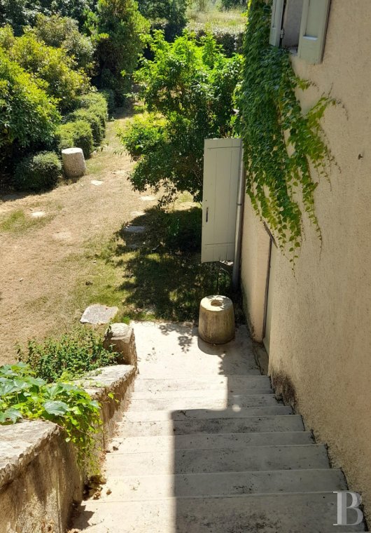character properties France provence cote dazur   - 12