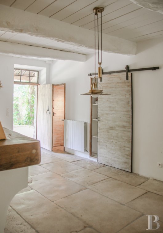 character properties France provence cote dazur   - 11