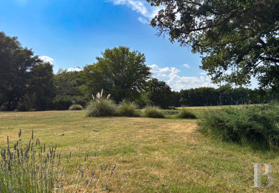 character properties France provence cote dazur   - 22