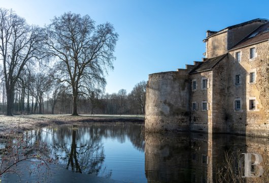 En Côte-d’Or, à l’est de Châtillon-sur-Seine, les dépendances d’un ancien château autour d’une vaste cour - photo  n°2