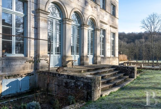 En Côte-d’Or, à l’est de Châtillon-sur-Seine, les dépendances d’un ancien château autour d’une vaste cour - photo  n°3