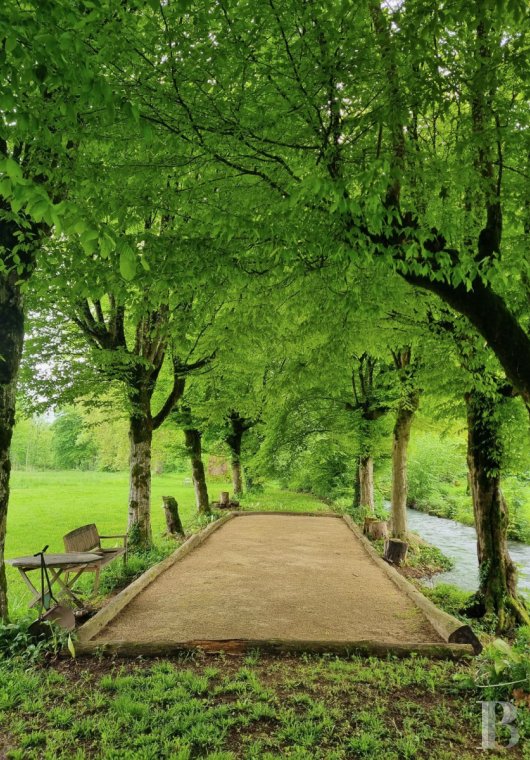 En Côte-d’Or, à l’est de Châtillon-sur-Seine, les dépendances d’un ancien château autour d’une vaste cour - photo  n°26